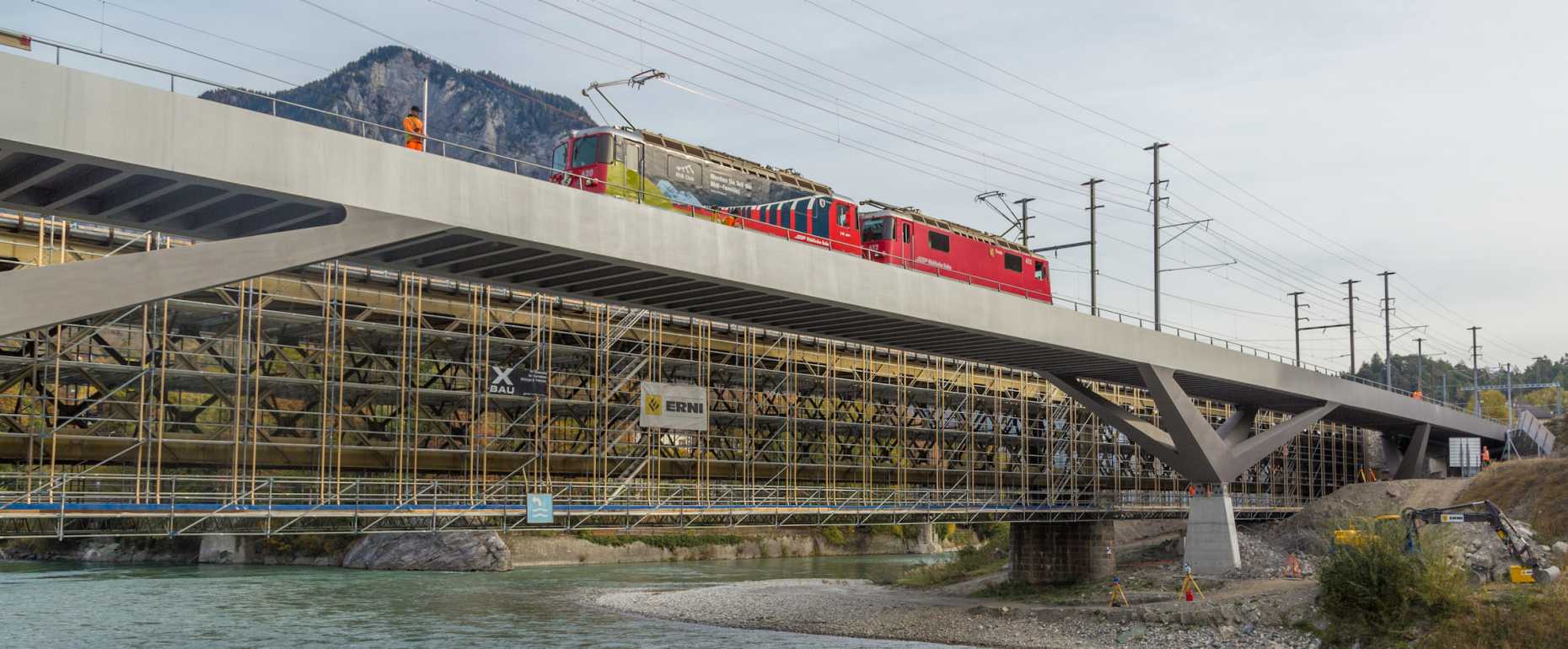 Image of a train on the Hinterrhein railway bridge